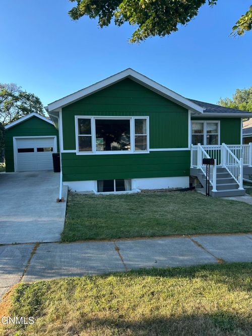 1818 E Avenue D, Bismarck, ND, 58501-4718 | Card Image