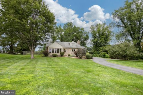 307 E Street Rd, KENNETT SQUARE, PA, 19348-1825 | Card Image