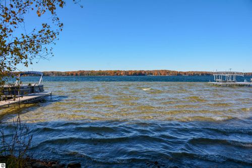 1335 Outer Dr W, Traverse City, MI, 49685-8852 | Card Image