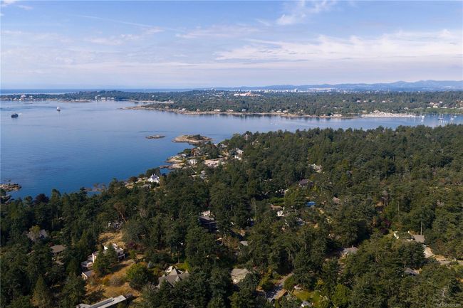 3935 Tudor Ave, House other with 4 bedrooms, 3 bathrooms and 2 parking in Saanich BC | Image 31