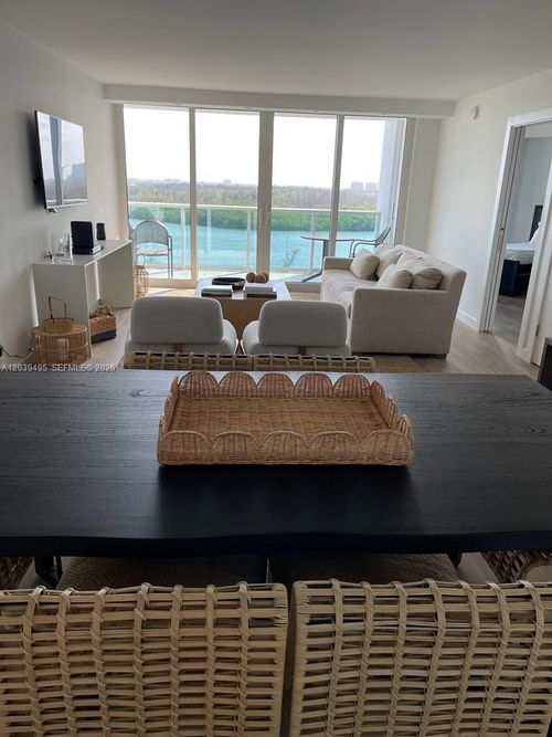 1521-100 Bayview Dr, Sunny Isles Beach, FL, 33160-4781 | Card Image