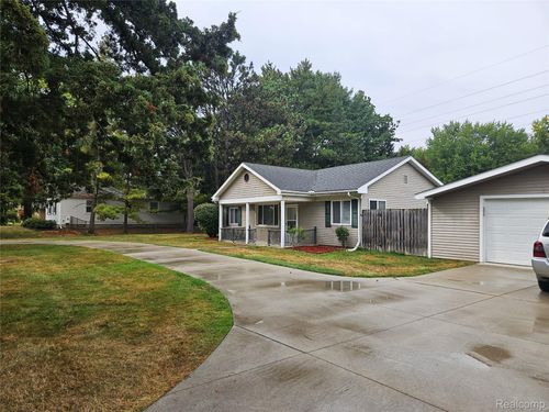 2207 Otter St, Warren, MI, 48092-1357 | Card Image