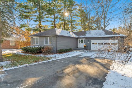 5569 Lakeshore Rd, Fort Gratiot, MI, 48059-2818 | Card Image