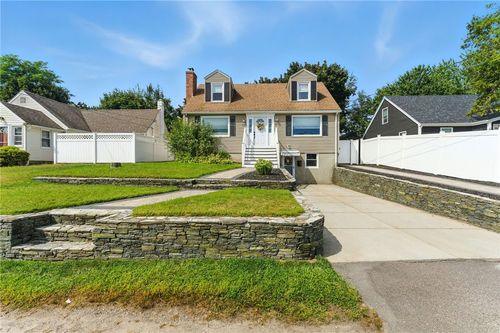 33 Swan St, North Providence, RI, 02911-2220 | Card Image