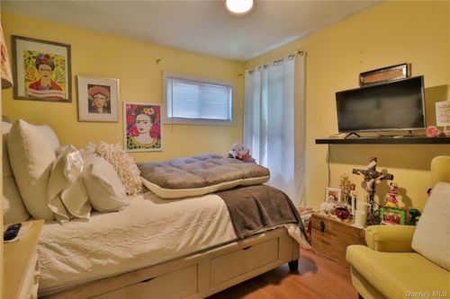 656 Scherger Ave, East Patchogue, NY, 11772-5121 | Card Image