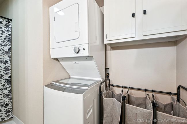 inside the 2nd bathroom new washer and Dryer | Image 28