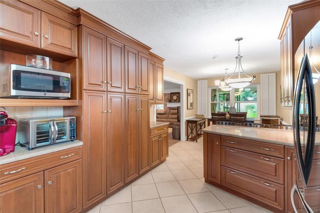 Lots of cabinets | Image 17