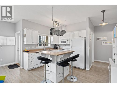 204-1125 Bernard Ave, Kelowna, BC, V1Y6R3 | Card Image