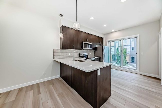 214 Shawnee Square Sw, Townhouse with 2 bedrooms, 3 bathrooms and 3 parking in Calgary AB | Image 6