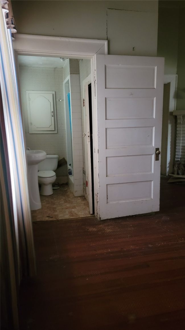 909 W Broadway St, House other with 4 bedrooms, 3 bathrooms and null parking in Clarksville TX | Image 5