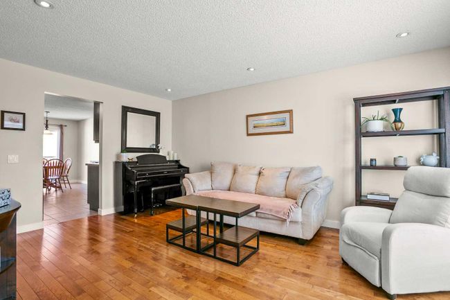 19 Erin Park Bay Se, Home with 4 bedrooms, 2 bathrooms and 2 parking in Calgary AB | Image 8