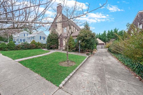 331 Richmond Rd, Little Neck, NY, 11363-1027 | Card Image