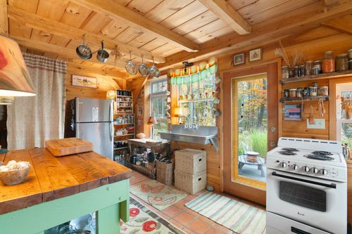 137 Pleasant Valley Rd, Brattleboro, VT, 05301-8994 | Card Image