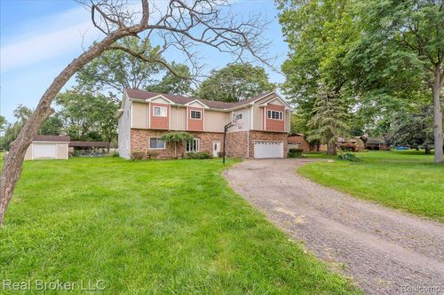 28251 Wildwood Trl, Farmington Hills, MI, 48336-2160 | Card Image