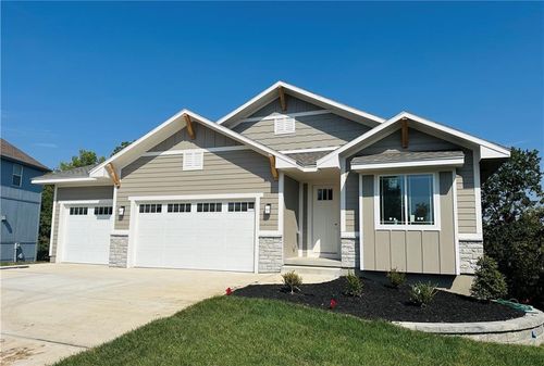 110 E Woodland Ave, Lone Jack, MO, 64070-9313 | Card Image