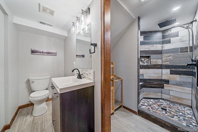 Lower Bathroom | Image 31