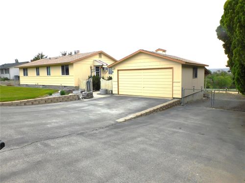 61 Lorry Ln, Selah, WA, 98942-9402 | Card Image