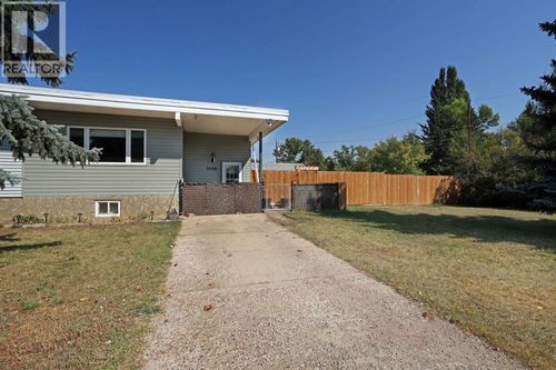 1008 2 Ave W, Brooks, AB, T1R0C3 | Card Image