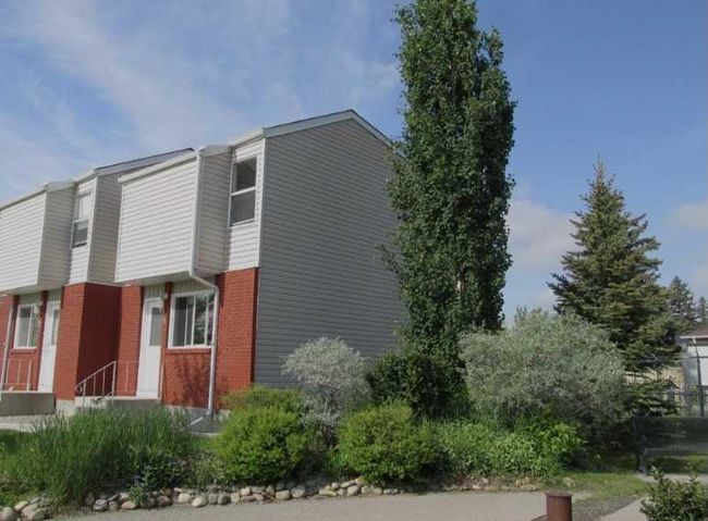 1 - 717 1 Street Sw, Home with 3 bedrooms, 1 bathrooms and 1 parking in High River AB | Image 2