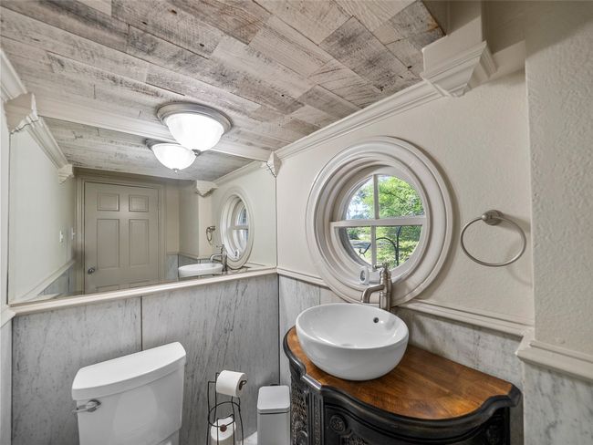 Downstairs half bathroom | Image 9