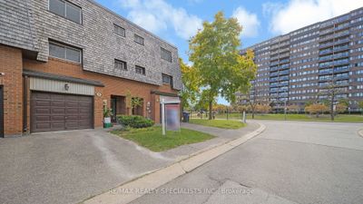 31 Briar Path, Condo with 3 bedrooms, 2 bathrooms and 2 parking in Brampton ON | Image 2