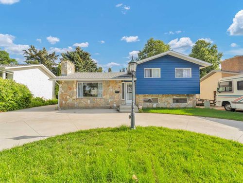 16 Red Deer Dr Sw, Medicine Hat, AB, T1A4A4 | Card Image