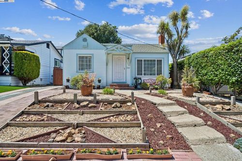 7525 Circle Hill Dr, Oakland, CA, 94605-3001 | Card Image