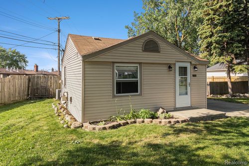 17325 Doris, Fraser, MI, 48026-3301 | Card Image