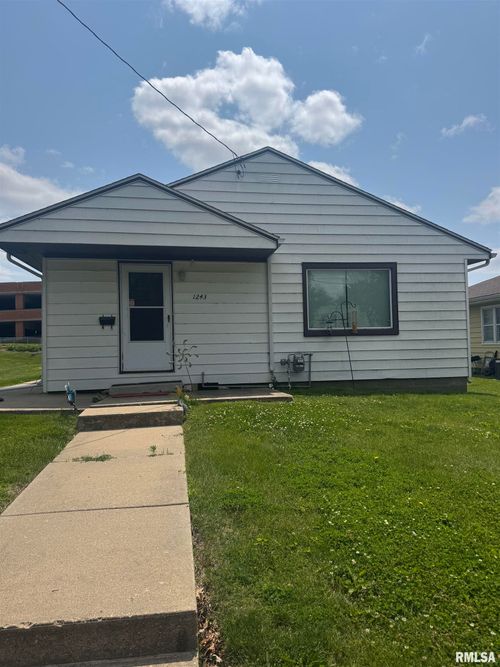 1243 E Dover Ct, Davenport, IA, 52803-1942 | Card Image