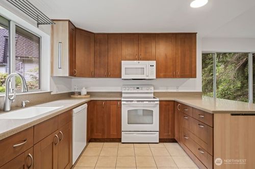 b201-9912 Ne 142 Place, Kirkland, WA, 98034 | Card Image