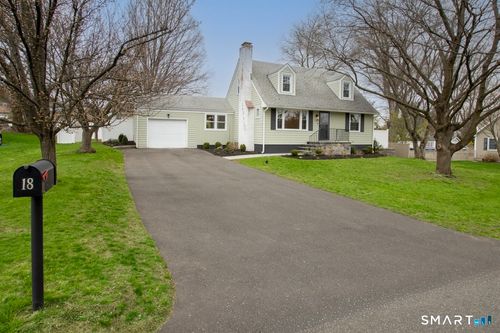 18 Maple St, Trumbull, CT, 06611-3517 | Card Image