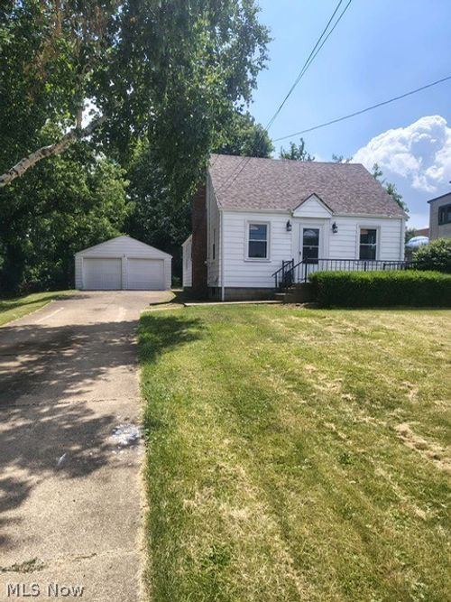 7205 Claybourne Ave, Youngstown, OH, 44512-4548 | Card Image