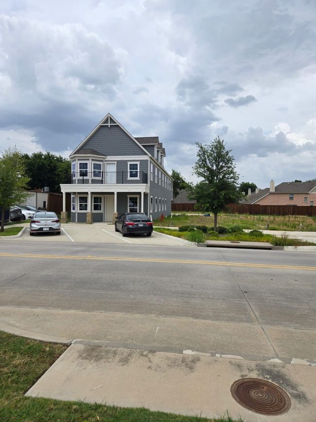 Right at Old Town With Thriving Business Neighbors | Image 13