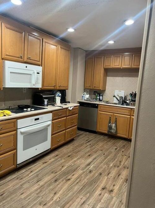 b-7672 Forest City Rd, Orlando, FL, 32810-1481 | Card Image