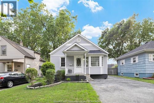 911 Jefferson Blvd, House with 3 bedrooms, 1 bathrooms and null parking in Windsor ON | Card Image