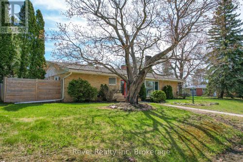 905 Pinewood Rd, North Bay, ON, P1B4P2 | Card Image