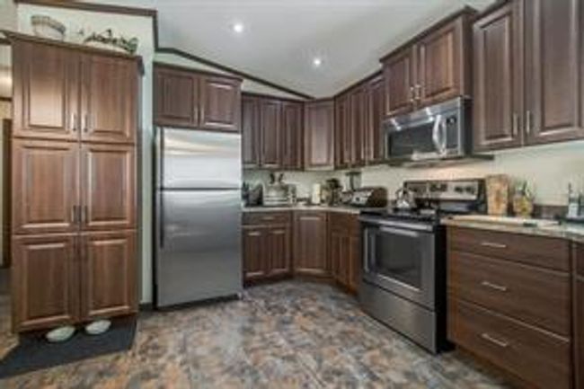2300 13 St N, Home with 3 bedrooms, 2 bathrooms and 2 parking in Lethbridge AB | Image 6