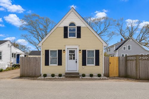 8 Cottage St, Wareham, MA, 02571-2082 | Card Image