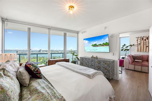 2009-888 Biscayne Blvd, MIAMI, FL, 33132-1550 | Card Image