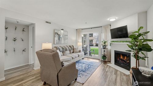 apt-e102-250 Nw Dogwood St, Issaquah, WA, 98027-3265 | Card Image