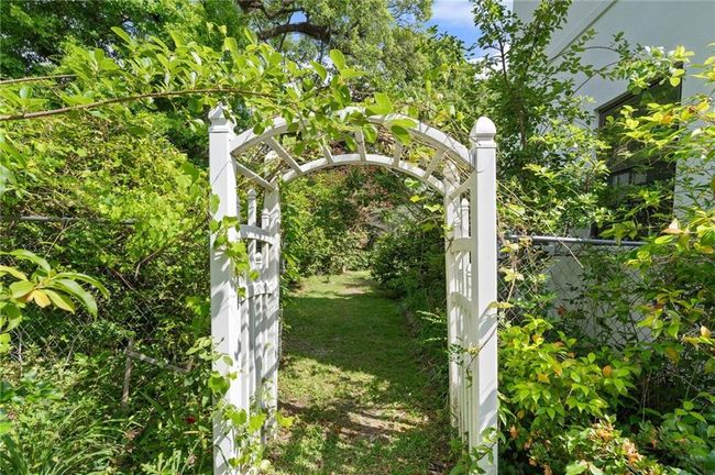 Entry to lush gardens. | Image 30