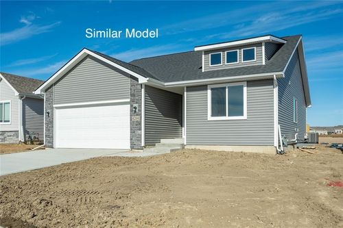 2209 White Oak Ln, Granger, IA, 50109-4748 | Card Image