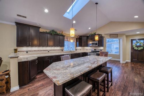 138 Leon Rd, Walled Lake, MI, 48390-3522 | Card Image