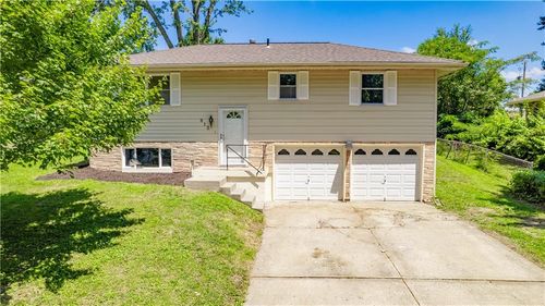 813 Ne Wien Avenue, Blue Springs, MO, 64014 | Card Image