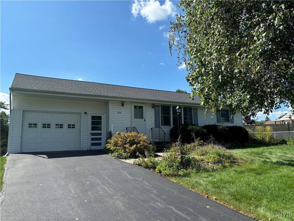 Manor Dr, East Syracuse, NY 13057