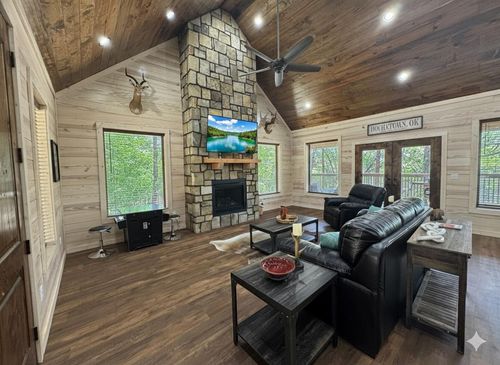 44 Winged Elm Cir, Broken Bow, OK, 74728-7479 | Card Image