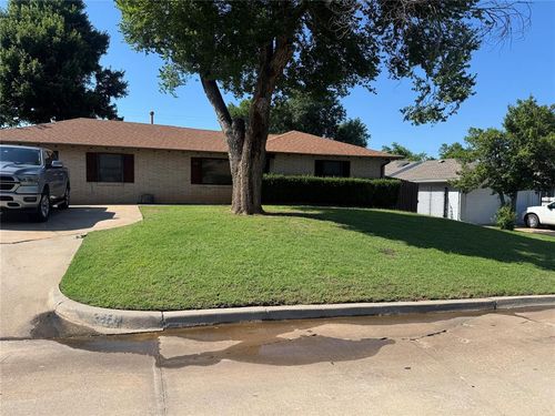 211 Bluebird Dr, Midwest City, OK, 73110-3913 | Card Image