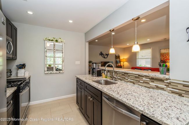 Kitchen has Granite Counters | Image 8