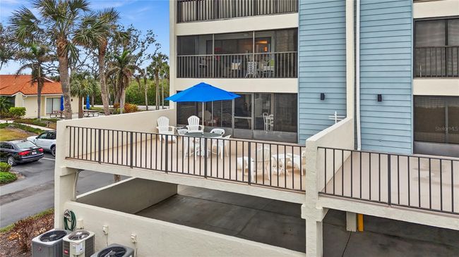 Sundeck great for entertaining! | Image 23