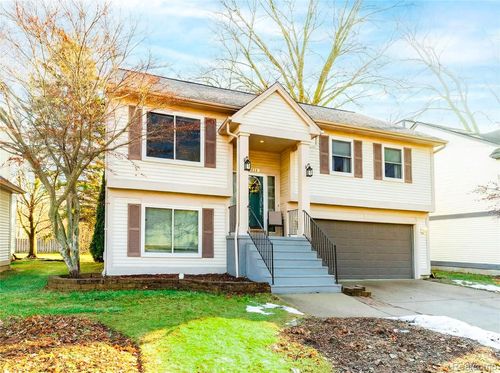 907 Huntclub Blvd, Auburn Hills, MI, 48326-3686 | Card Image